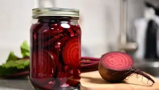 ترشی لبو با رنگ مخملی و طعم ملس؛ دستور فوری که همه را شگفت‌زده می‌کند