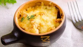 ژولین مرغ و قارچ مجلسی با سس خامهای + طرز تهیه آسان